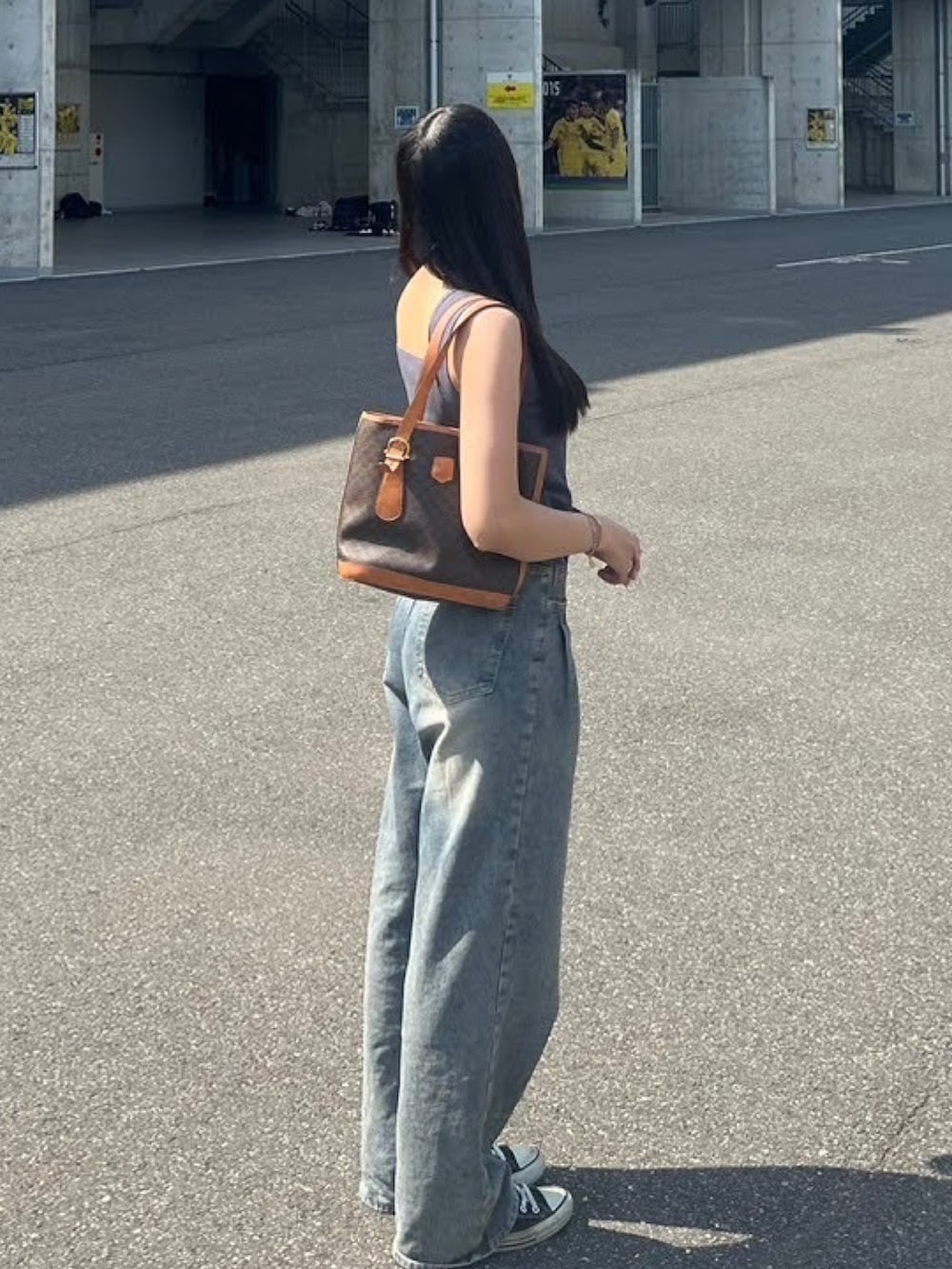 「デニム、スポーツミックス、タンクトップ、ノースリーブ、夏ルックで気分アップ、シンプルコーデ、夏コーデ、きれいめカジュアル、スニーカー、WEARタイアップ、骨格ストレート、今日のコーデ、オトナカジュアル、ラクチンコーデ、パンツスタイル」｜「GUのアイテム（デニムパンツ、ブルー系）」を使った、MISAさん（骨格ストレート・レディース・163cm）の夏コーディネートの2枚目の写真