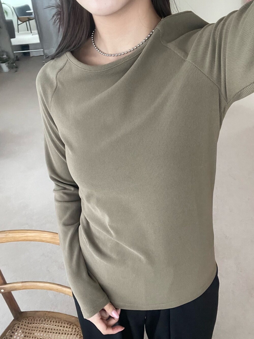 ブラウン系のトップス、ブラック系のその他パンツを着用したレディースの夏コーディネートの3枚目の写真