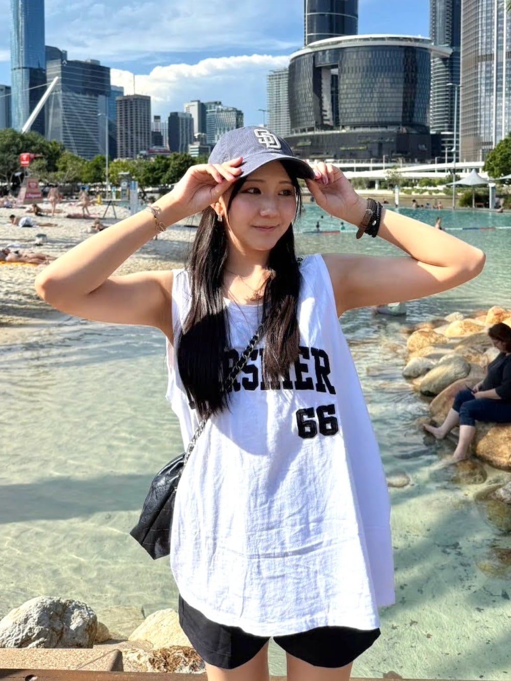 「スポーツミックス、白Tシャツ、夏ファッション、お出かけコーデ、夏、休日スタイル、キャップ女子、ノースリーブ、ショルダーバッグ、adidas、スニーカー、おしゃれさんと繋がりたい、キャップ、高身長女子、ショートパンツ」｜「mily biletの【mily bilet】ハンサムな大人顔。ハイウエストタックショートパンツ（その他パンツ、ブラック系）」を使った、MISAさん（骨格ストレート・レディース・163cm）の夏コーディネートの2枚目の写真