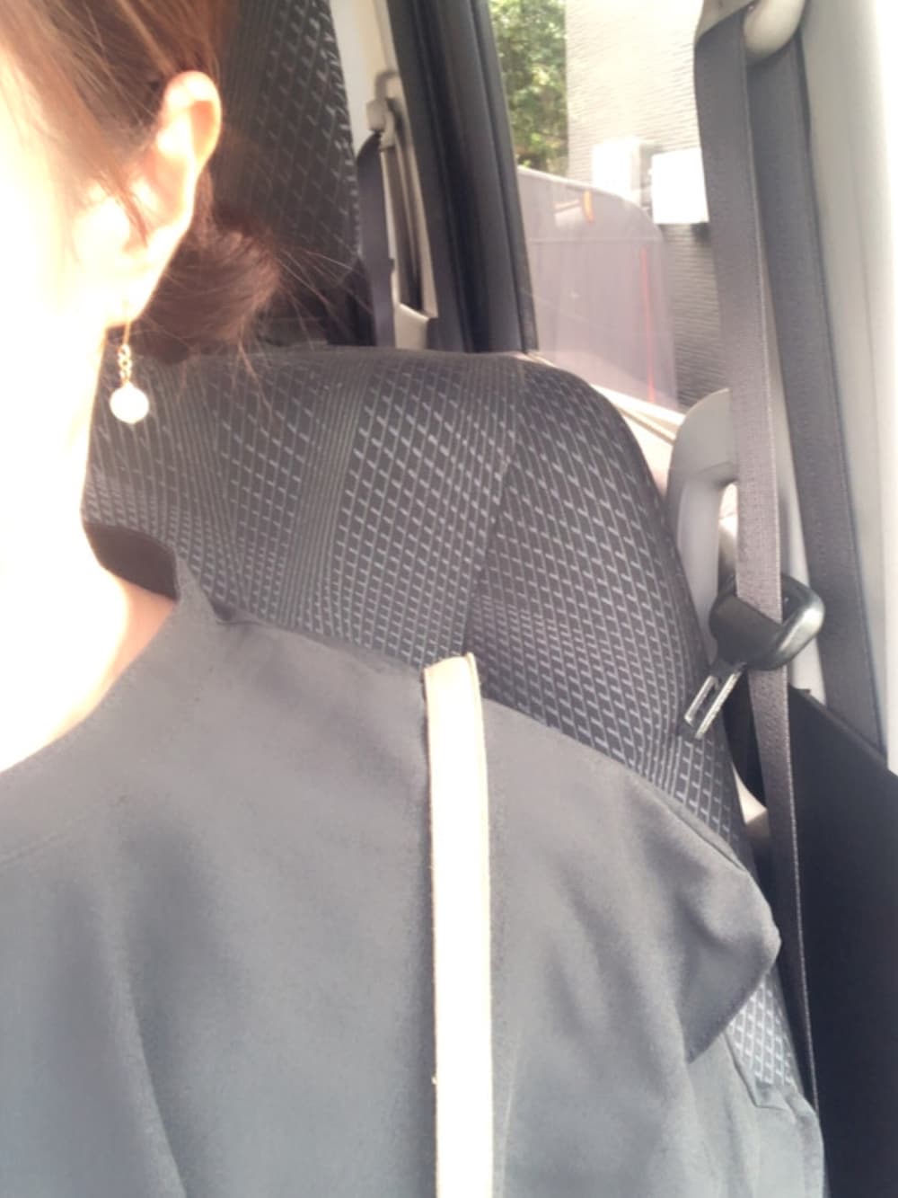 ブラック系のシャツ/ブラウス、グリーン系のオールインワン・サロペット、ブラウン系のかごバッグを着用したレディースの夏コーディネートの2枚目の写真