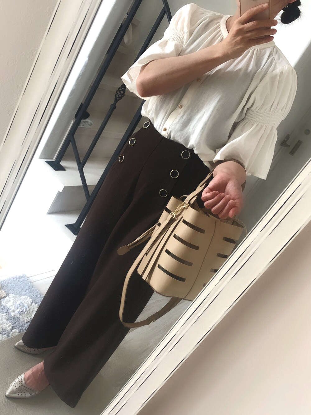 ブラウン系のその他パンツ、ホワイト系のシャツ/ブラウス、ゴールド系のパンプスを着用したレディースの夏コーディネートの2枚目の写真