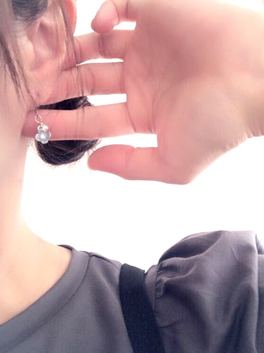 ゴールド系のパンプス、ブラック系のオールインワン・サロペット、ブラウン系のかごバッグを着用したレディースの夏コーディネートの2枚目の写真