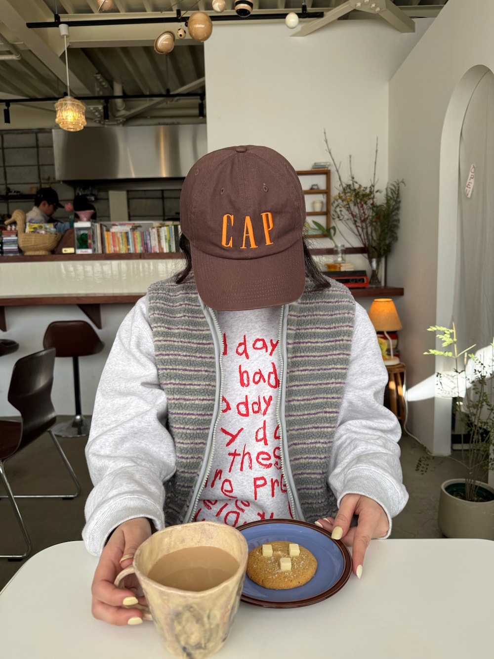 ホワイト系のスカート、グリーン系のモカシン/デッキシューズを着用したレディースの冬コーディネートの2枚目の写真