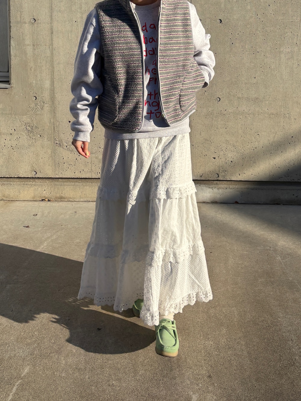 ホワイト系のスカート、グリーン系のモカシン/デッキシューズを着用したレディースの冬コーディネートの3枚目の写真