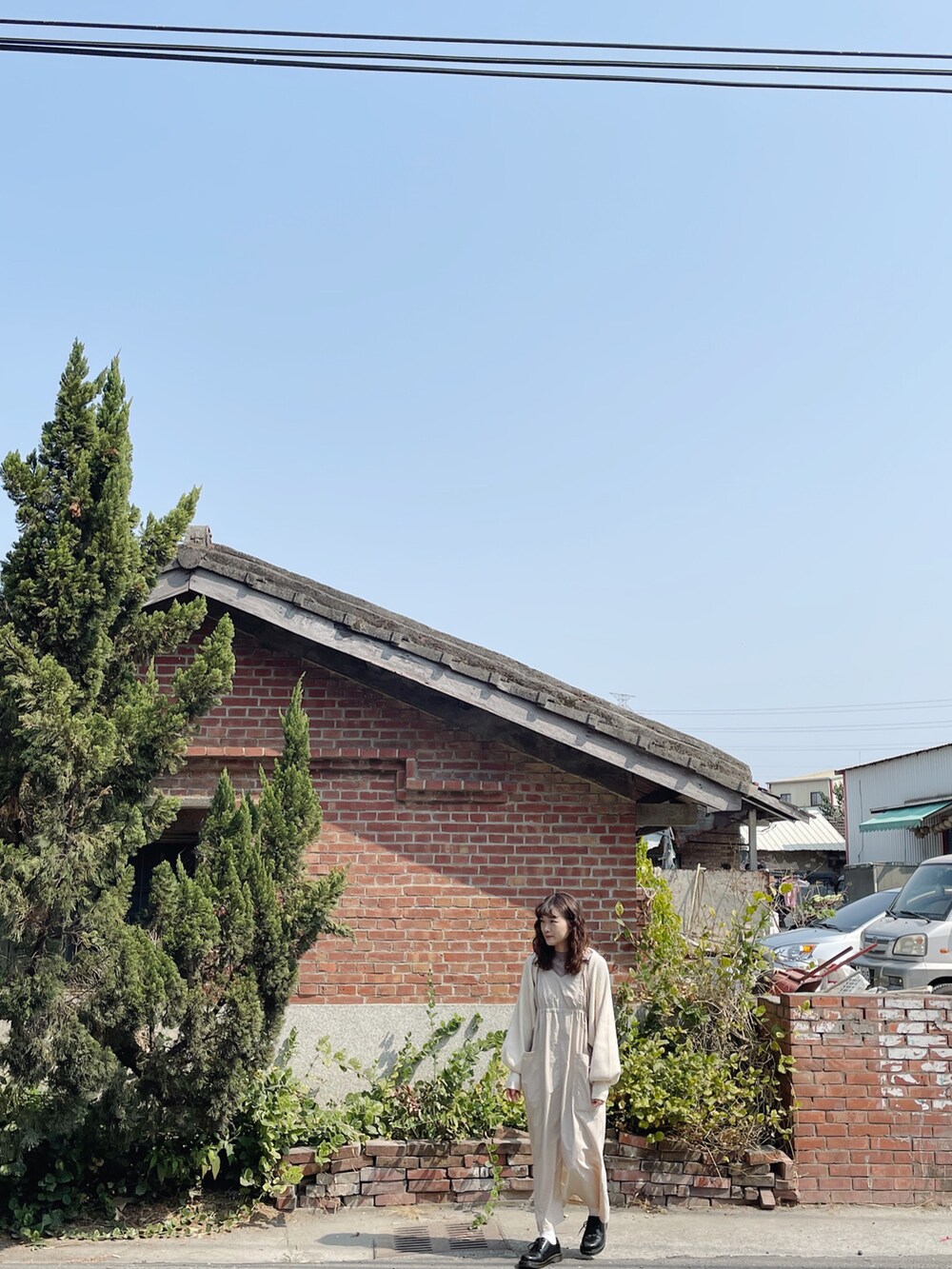 ホワイト系のワンピース、ホワイト系のTシャツ/カットソー、ホワイト系のカーディガン/ボレロを着用したレディースの春コーディネートの4枚目の写真