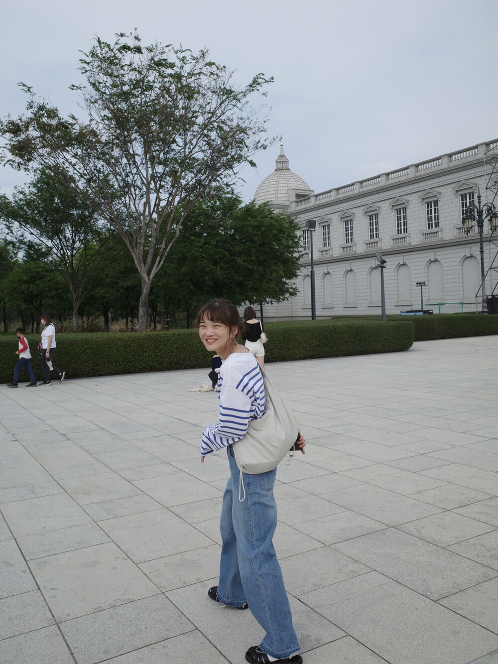 ブルー系のデニムパンツ、ホワイト系のTシャツ/カットソーを着用したレディースの冬コーディネートの4枚目の写真