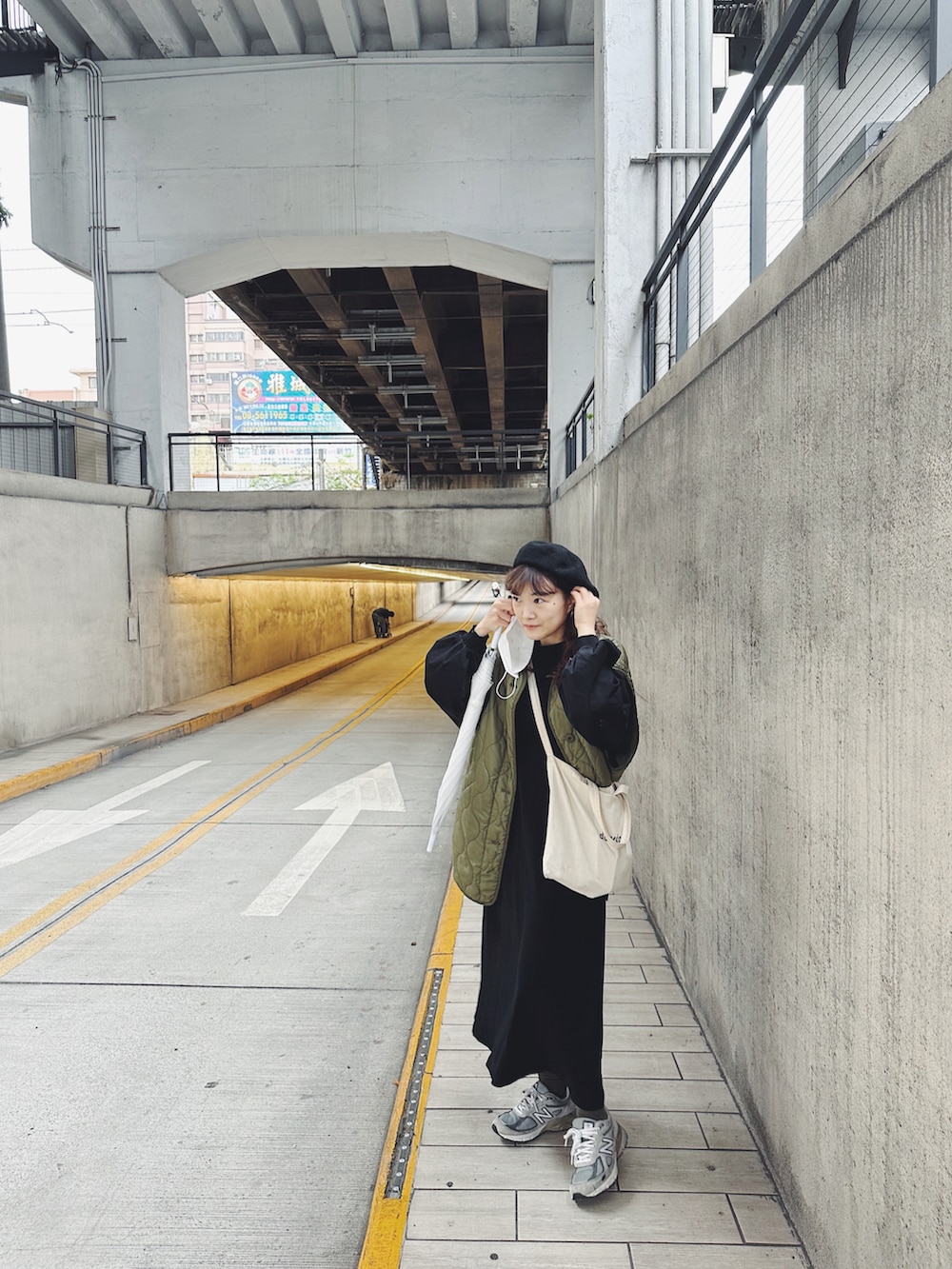 グリーン系のノーカラージャケットを着用したレディースの春コーディネートの2枚目の写真