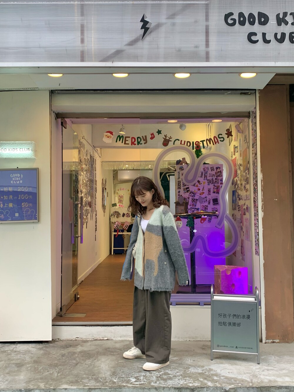 ベージュ系のスニーカー、ブラウン系のパンツ、グレー系のカーディガン/ボレロを着用したレディースの冬コーディネートの2枚目の写真