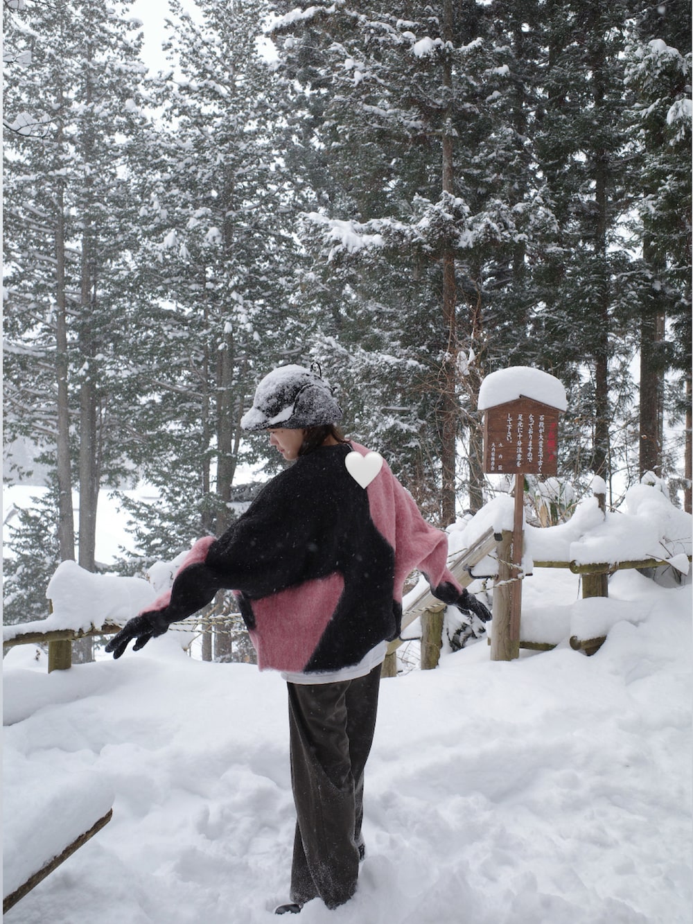 ピンク系のニット/セーター、ブラック系のブーツを着用したレディースの冬コーディネートの5枚目の写真