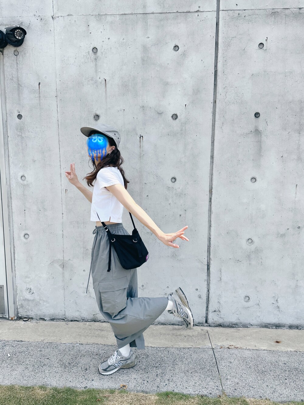 グレー系のスニーカー、ブラック系のショルダーバッグを着用したレディースの夏コーディネートの4枚目の写真