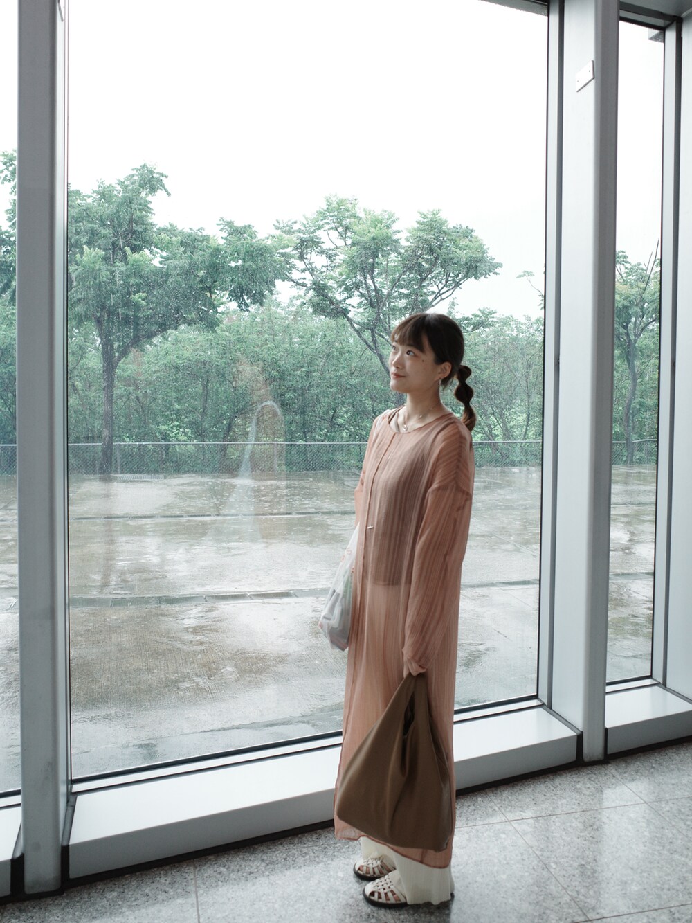 ブラウン系のトートバッグ、ホワイト系のタンクトップ、ピンク系のワンピースを着用したレディースの夏コーディネートの3枚目の写真