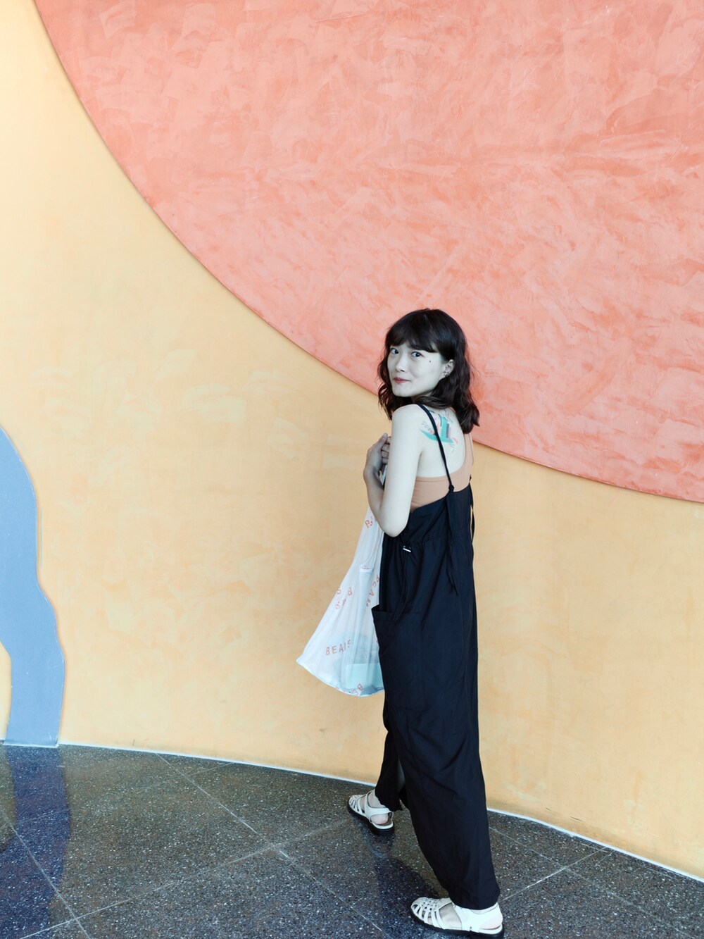 ブラック系のワンピース、ホワイト系のエコバッグ/サブバッグを着用したレディースの秋コーディネートの4枚目の写真