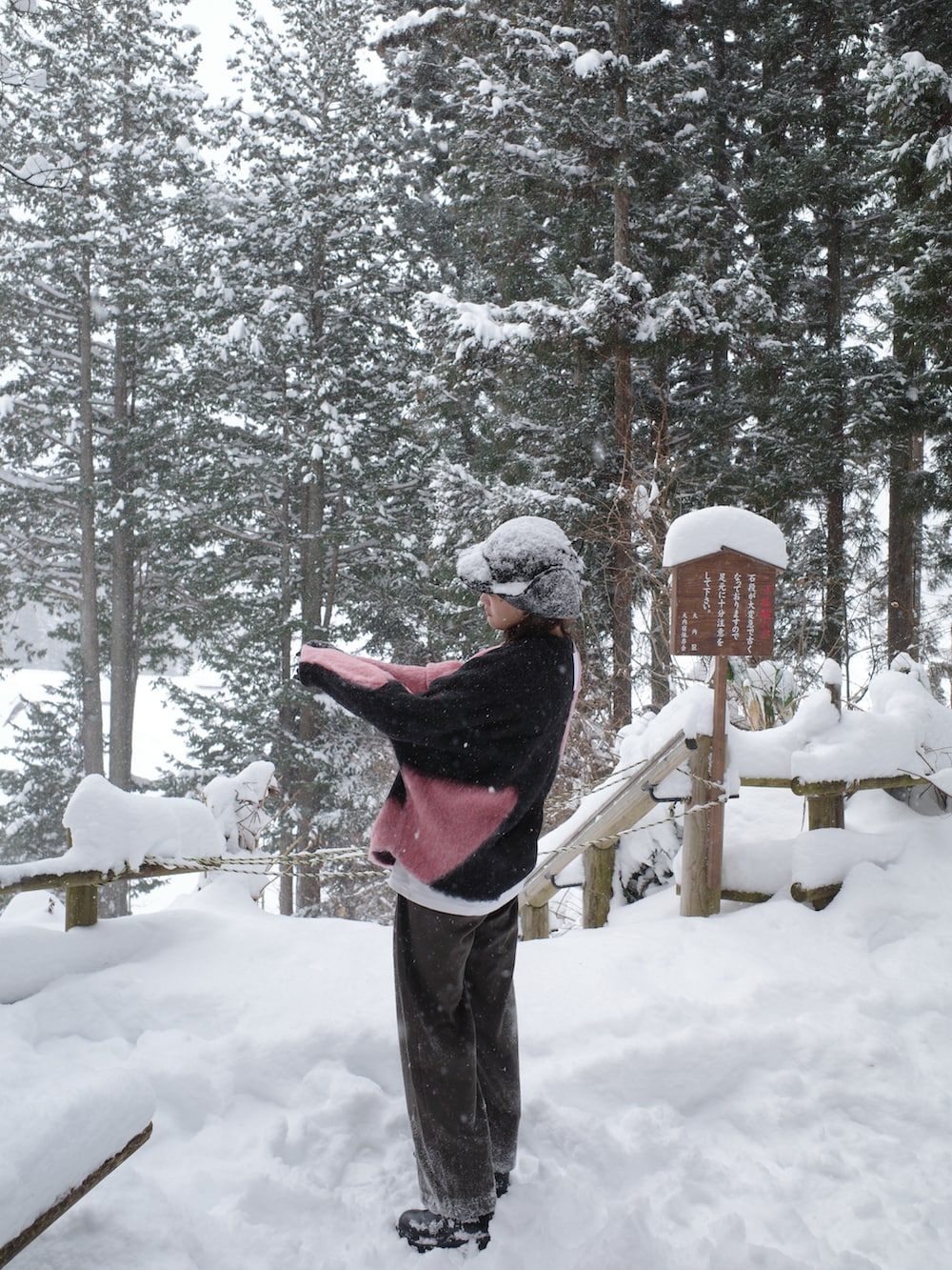 ピンク系のニット/セーター、ブラック系のブーツを着用したレディースの冬コーディネートの3枚目の写真