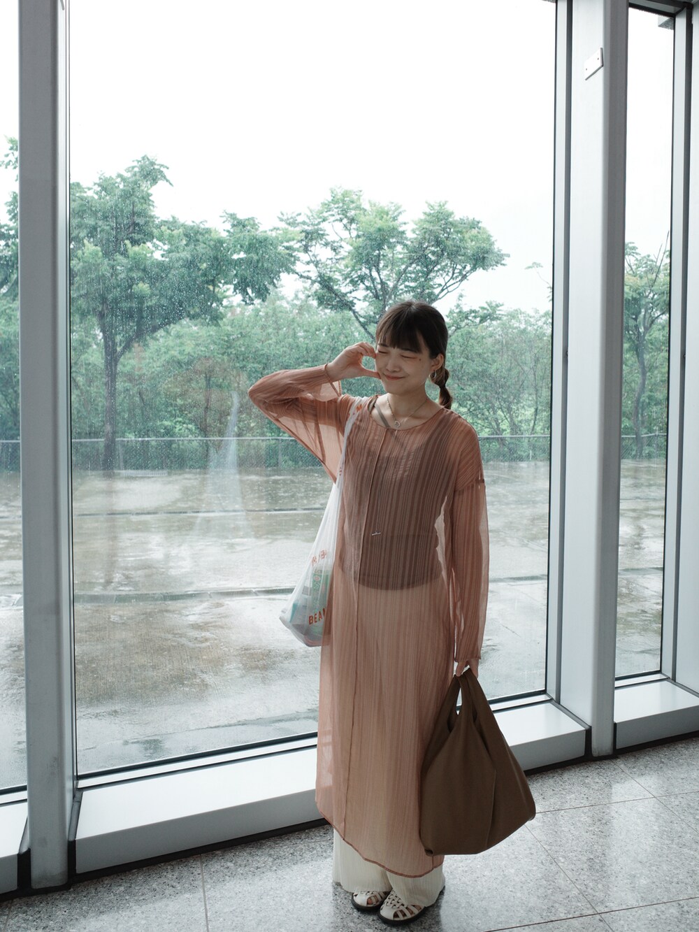 ブラウン系のトートバッグ、ホワイト系のタンクトップ、ピンク系のワンピースを着用したレディースの夏コーディネートの2枚目の写真