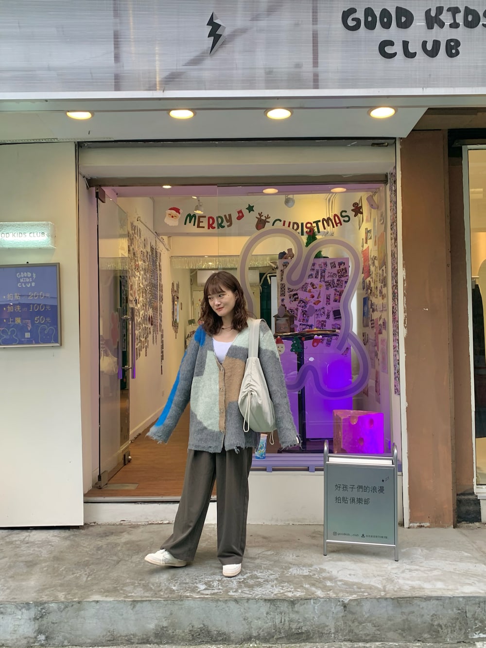 ベージュ系のスニーカー、ブラウン系のパンツ、グレー系のカーディガン/ボレロを着用したレディースの冬コーディネートの3枚目の写真