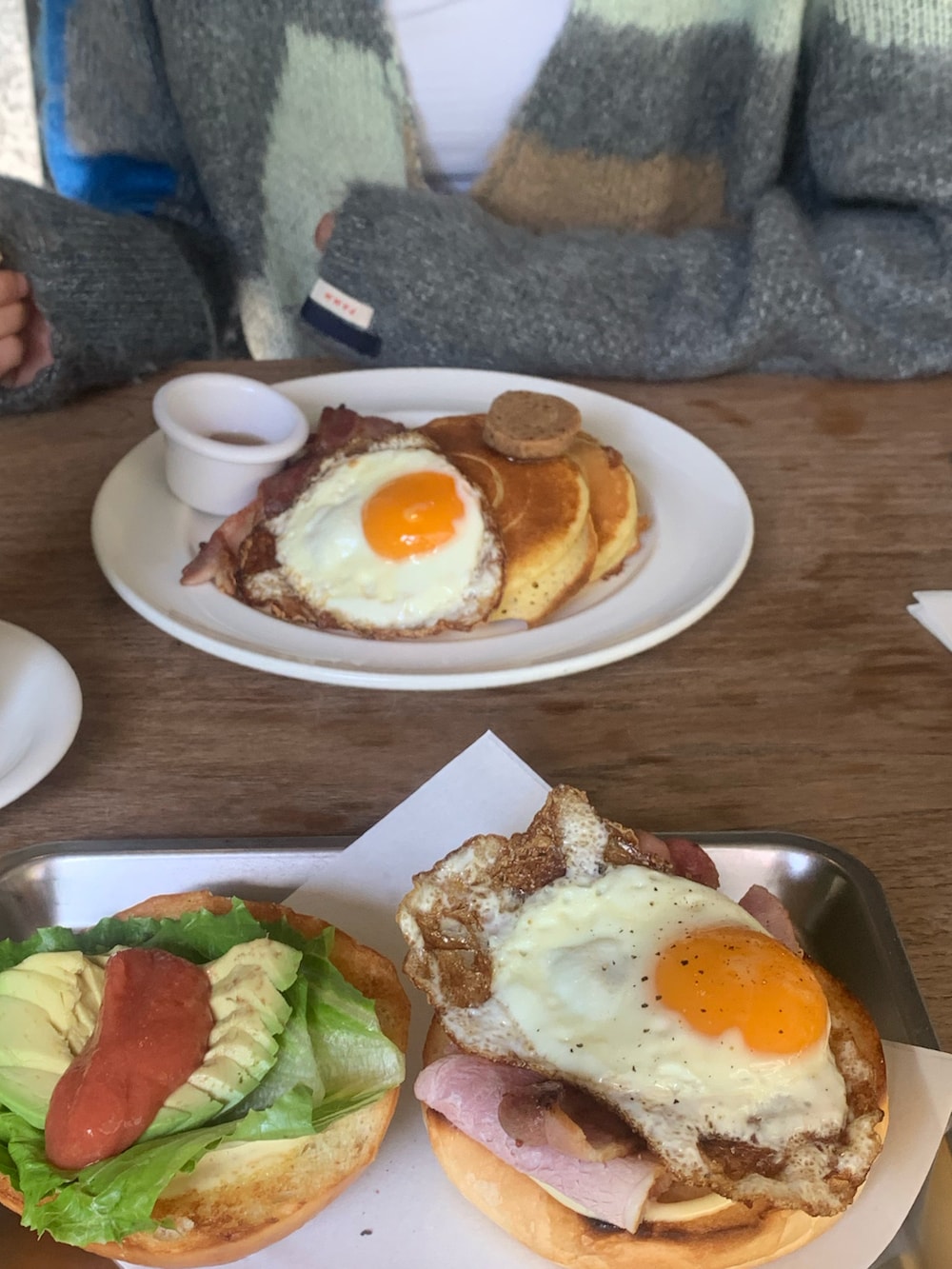 ベージュ系のスニーカー、ブラウン系のパンツ、グレー系のカーディガン/ボレロを着用したレディースの冬コーディネートの5枚目の写真