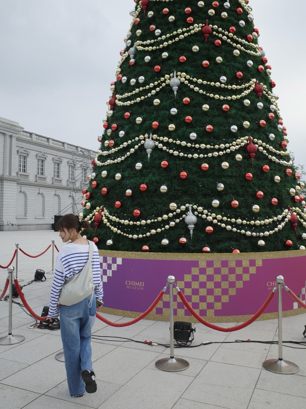 ブルー系のデニムパンツ、ホワイト系のTシャツ/カットソーを着用したレディースの冬コーディネートの2枚目の写真