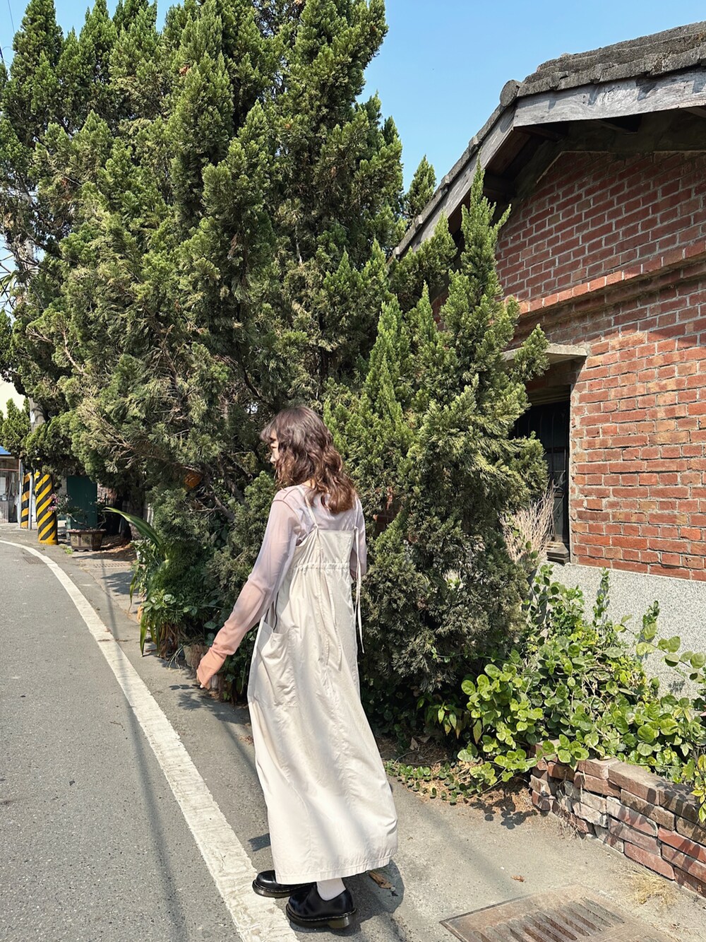 ホワイト系のワンピース、ホワイト系のTシャツ/カットソー、ホワイト系のカーディガン/ボレロを着用したレディースの春コーディネートの3枚目の写真