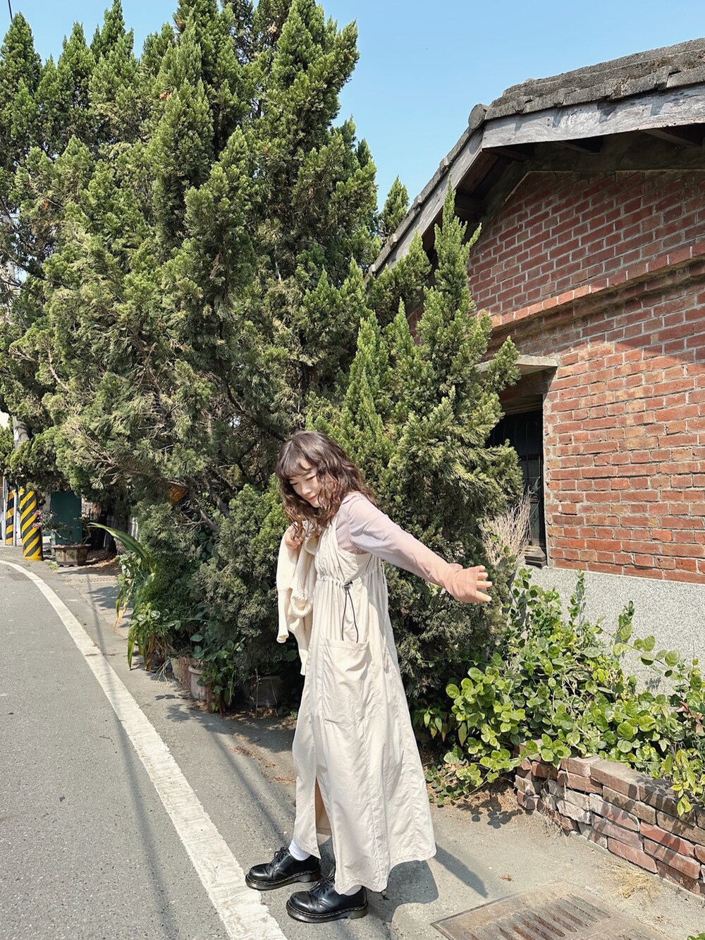 ホワイト系のワンピース、ホワイト系のTシャツ/カットソー、ホワイト系のカーディガン/ボレロを着用したレディースの春コーディネートの2枚目の写真