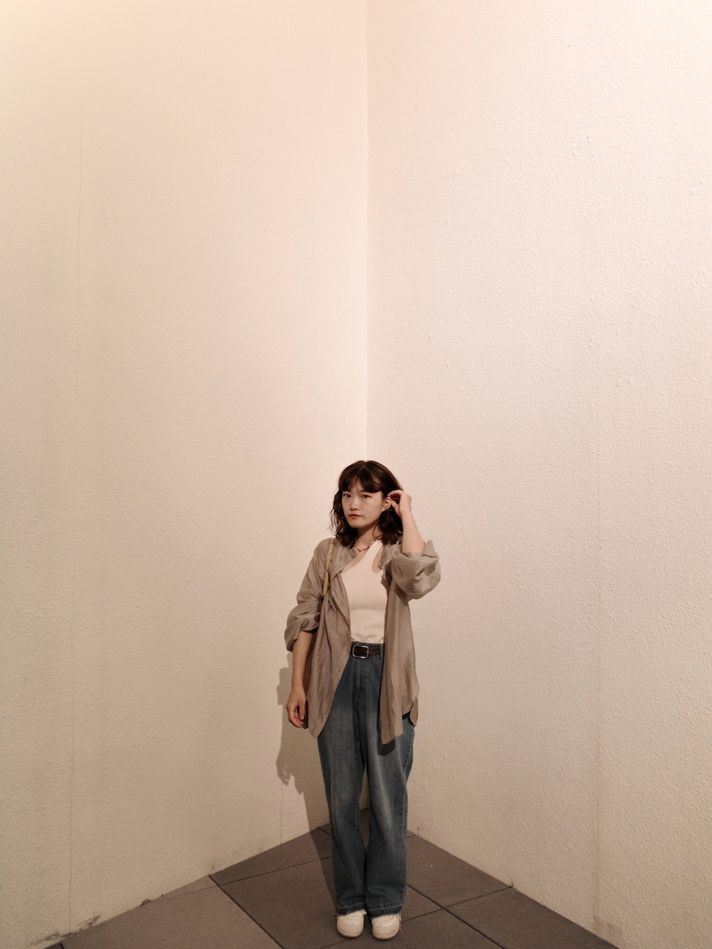 ブルー系のシャツ/ブラウス、ベージュ系のタンクトップ、ブラウン系のトートバッグを着用したレディースの秋コーディネートの2枚目の写真