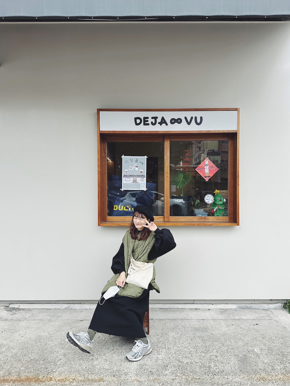 グリーン系のノーカラージャケットを着用したレディースの春コーディネートの4枚目の写真