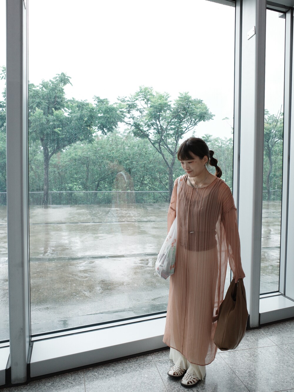 ブラウン系のトートバッグ、ホワイト系のタンクトップ、ピンク系のワンピースを着用したレディースの夏コーディネートの4枚目の写真