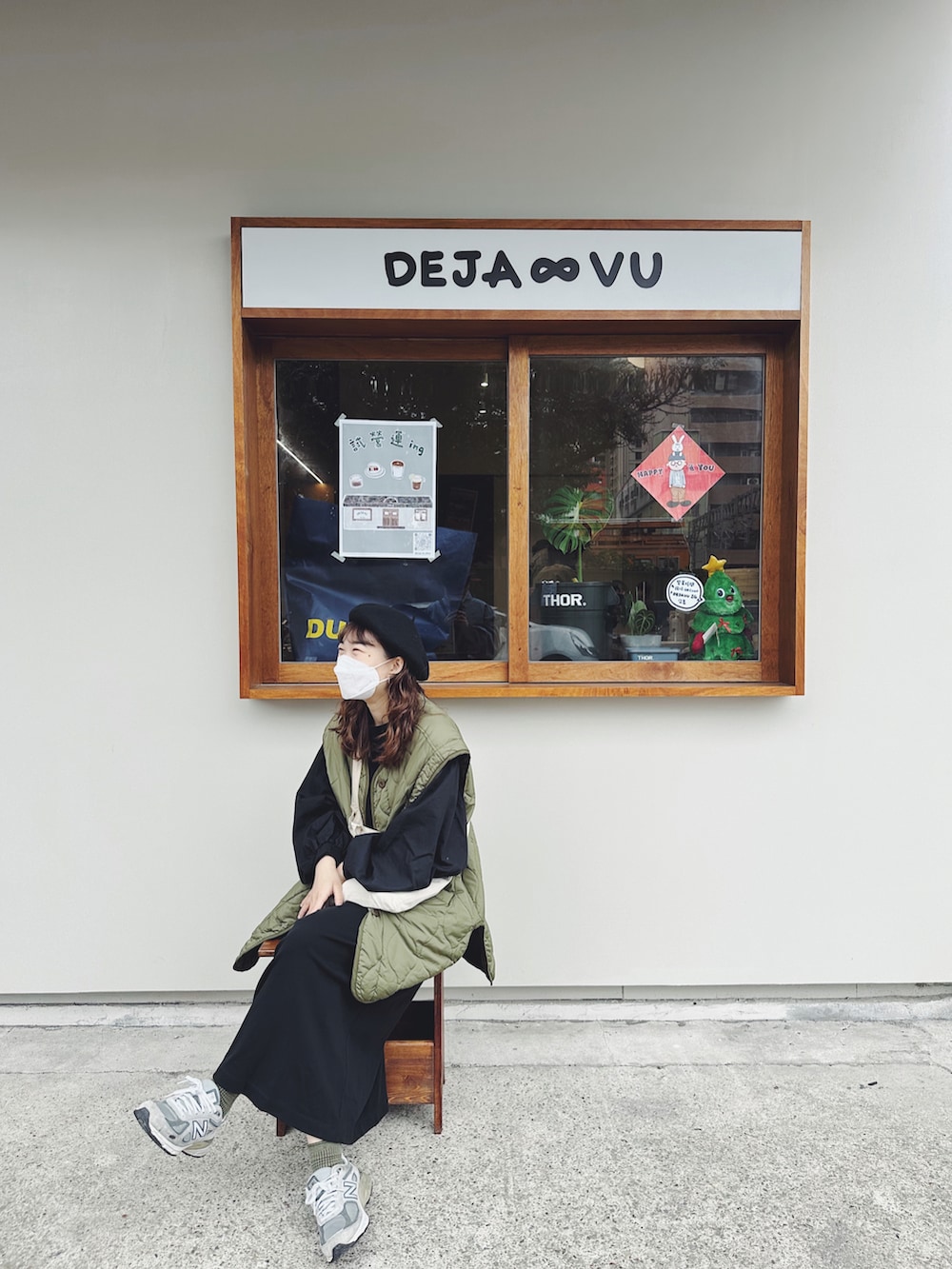 グリーン系のノーカラージャケットを着用したレディースの春コーディネートの3枚目の写真