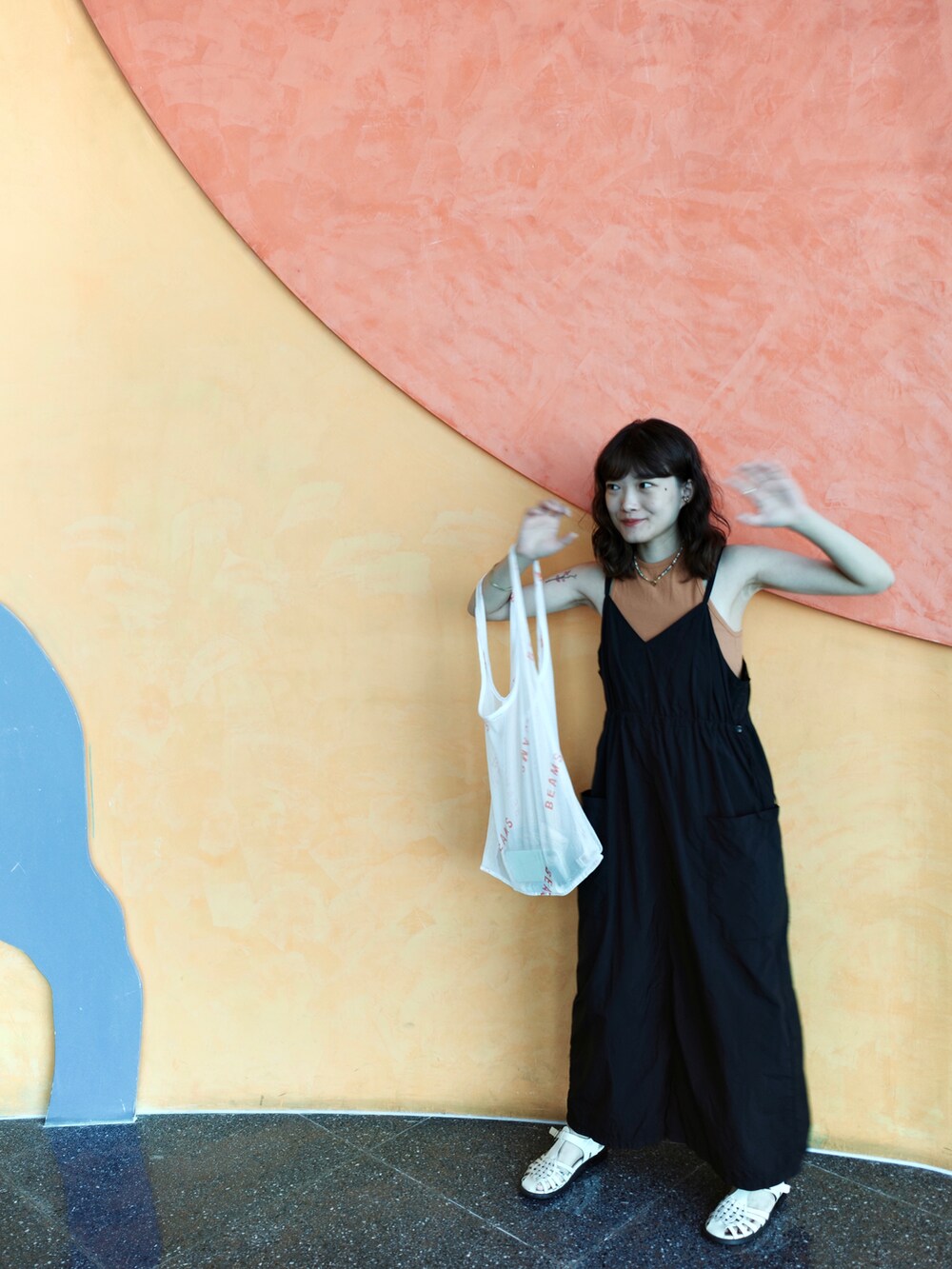 ブラック系のワンピース、ホワイト系のエコバッグ/サブバッグを着用したレディースの秋コーディネートの2枚目の写真