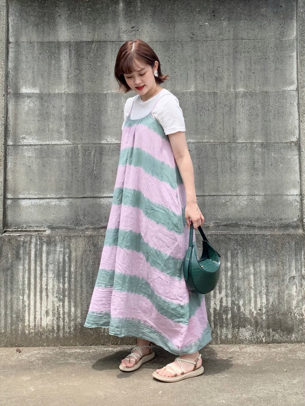 「夏コーデ、プチプラ、ワンピース、カラーコーデ、夏セールで買いました、カジュアル、サンダル、ピンク、グリーン、オトナカジュアル、カジュアルコーデ、キャミワンピ、ゆるコーデ、ロングワンピース」｜「TOMORROWLAND のJW PEI Rantan ハンドルバッグ（ハンドバッグ、グリーン系）」を使った、りなてぃさん（レディース・162cm）の夏コーディネートの4枚目の写真