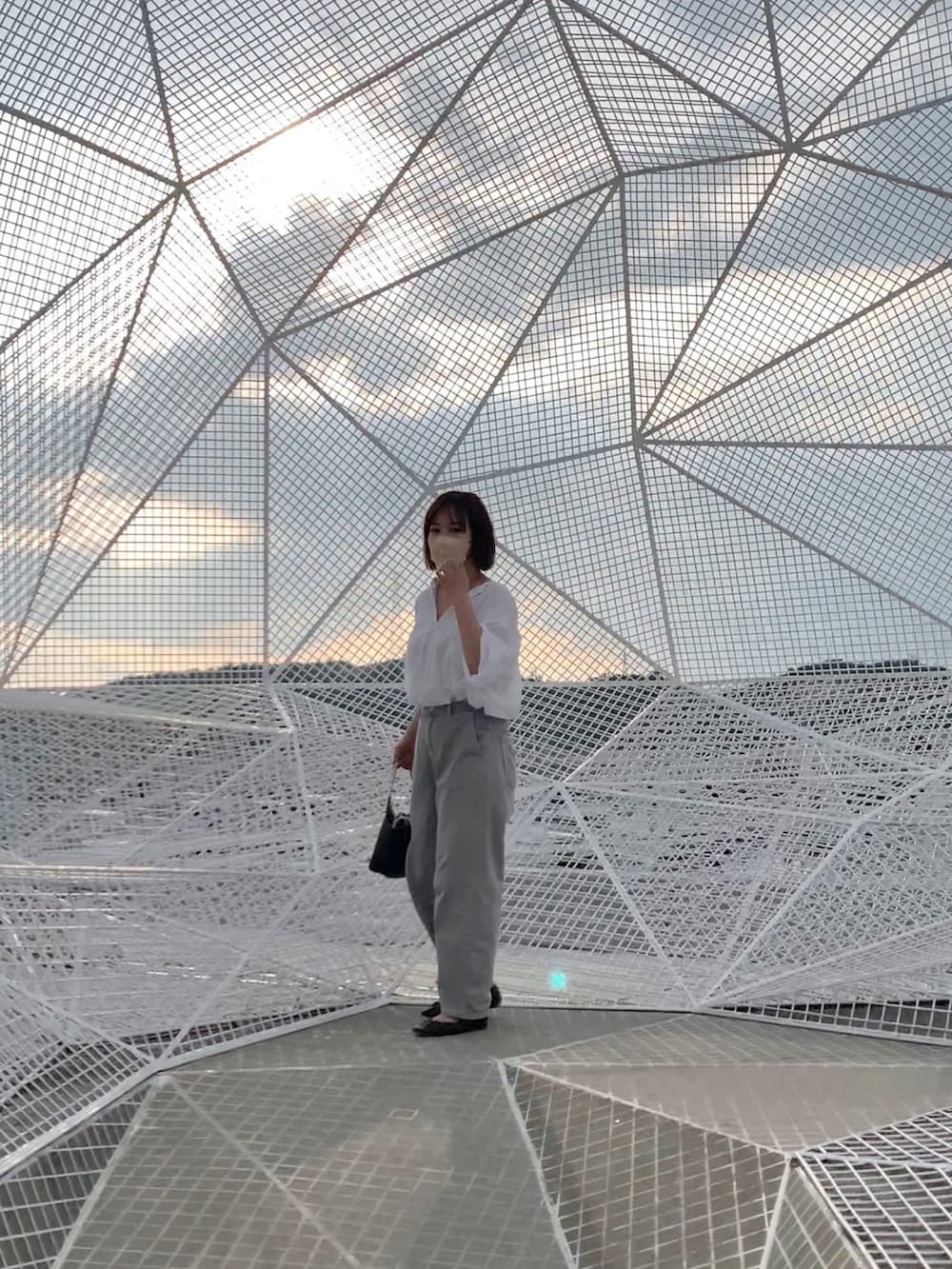 「瀬戸内国際芸術祭、美術館コーデ、おでかけコーデ、オトナカジュアル、休日スタイル、夏コーデ、今日のコーデ、リラックススタイル、大人カジュアル、パンツスタイル、きれいめカジュアル、真夏のアクティブスタイル、ハンドバッグ、ワントーンコーデ、ブラウス」｜「KINDER SALMONのSchussel Jeans（デニムパンツ、グレー系）」を使った、りなてぃさん（レディース・162cm）の夏コーディネートの2枚目の写真