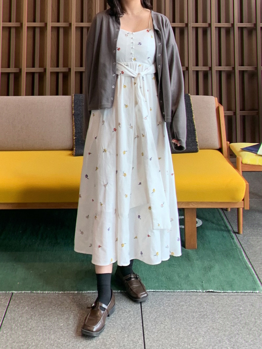 「カーディガン、秋コーデ、プチプラ、きれいめカジュアル、ワンピース、花柄、花柄ワンピース、出社コーデ」｜「LOWRYS FARMのＴストラップシューズ　261696（ドレスシューズ、ブラウン系）」を使った、りなてぃさん（骨格ストレート・レディース・162cm）の秋コーディネートの2枚目の写真