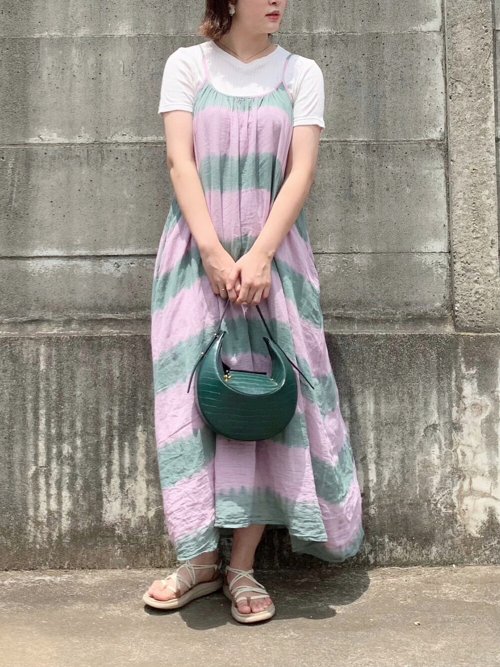 「夏コーデ、プチプラ、ワンピース、カラーコーデ、夏セールで買いました、カジュアル、サンダル、ピンク、グリーン、オトナカジュアル、カジュアルコーデ、キャミワンピ、ゆるコーデ、ロングワンピース」｜「TOMORROWLAND のJW PEI Rantan ハンドルバッグ（ハンドバッグ、グリーン系）」を使った、りなてぃさん（レディース・162cm）の夏コーディネートの3枚目の写真