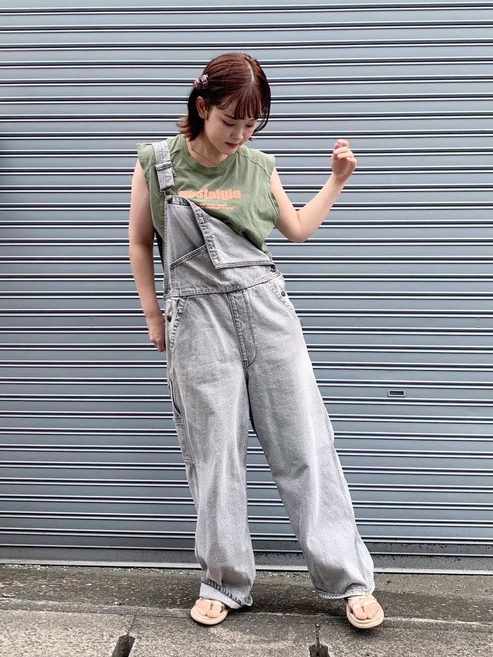 グレー系のサロペット/オーバーオール、グリーン系のTシャツ/カットソー、ベージュ系のサンダルを着用したレディースの夏コーディネートの5枚目の写真