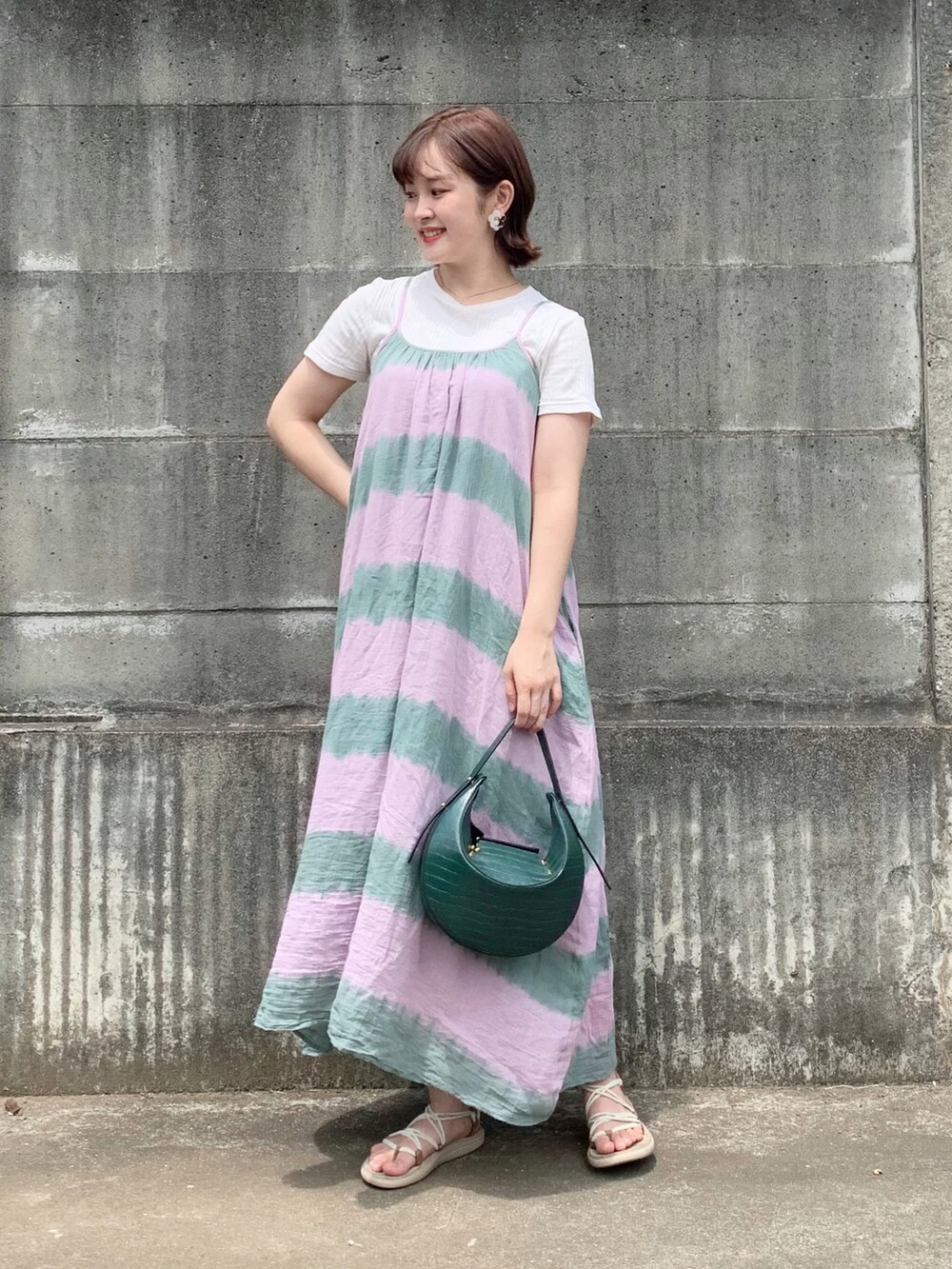 「夏コーデ、プチプラ、ワンピース、カラーコーデ、夏セールで買いました、カジュアル、サンダル、ピンク、グリーン、オトナカジュアル、カジュアルコーデ、キャミワンピ、ゆるコーデ、ロングワンピース」｜「TOMORROWLAND のJW PEI Rantan ハンドルバッグ（ハンドバッグ、グリーン系）」を使った、りなてぃさん（レディース・162cm）の夏コーディネートの2枚目の写真