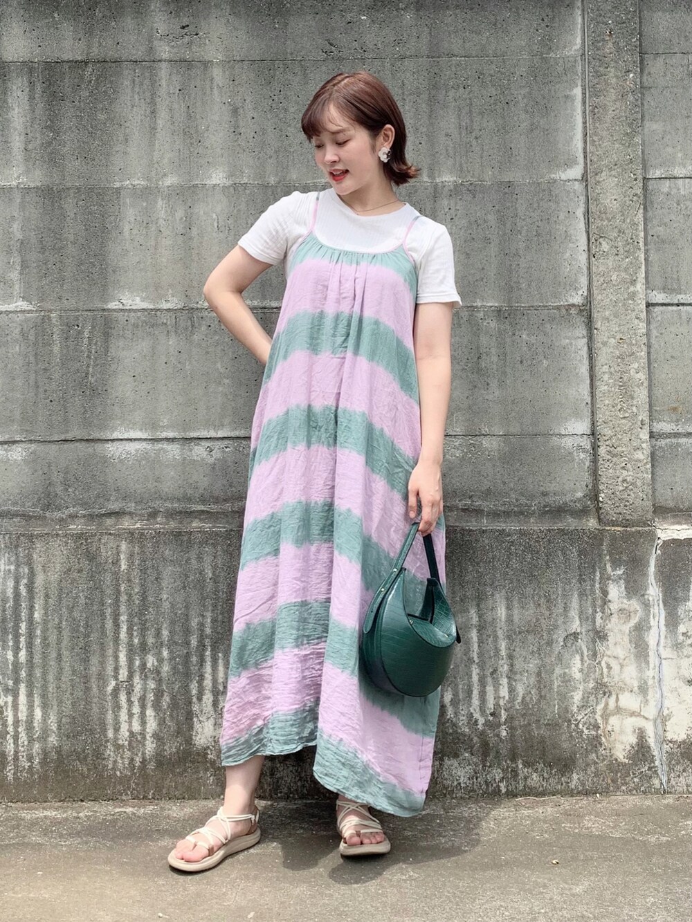 「夏コーデ、プチプラ、ワンピース、カラーコーデ、夏セールで買いました、カジュアル、サンダル、ピンク、グリーン、オトナカジュアル、カジュアルコーデ、キャミワンピ、ゆるコーデ、ロングワンピース」｜「TOMORROWLAND のJW PEI Rantan ハンドルバッグ（ハンドバッグ、グリーン系）」を使った、りなてぃさん（レディース・162cm）の夏コーディネートの5枚目の写真