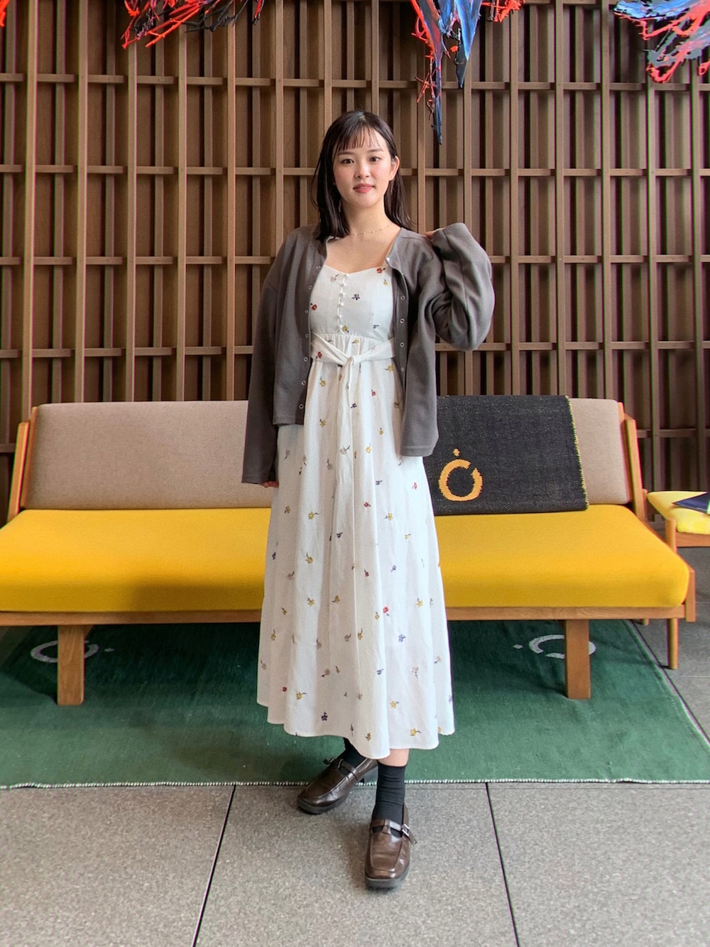 「カーディガン、秋コーデ、プチプラ、きれいめカジュアル、ワンピース、花柄、花柄ワンピース、出社コーデ」｜「LOWRYS FARMのＴストラップシューズ　261696（ドレスシューズ、ブラウン系）」を使った、りなてぃさん（骨格ストレート・レディース・162cm）の秋コーディネートの3枚目の写真