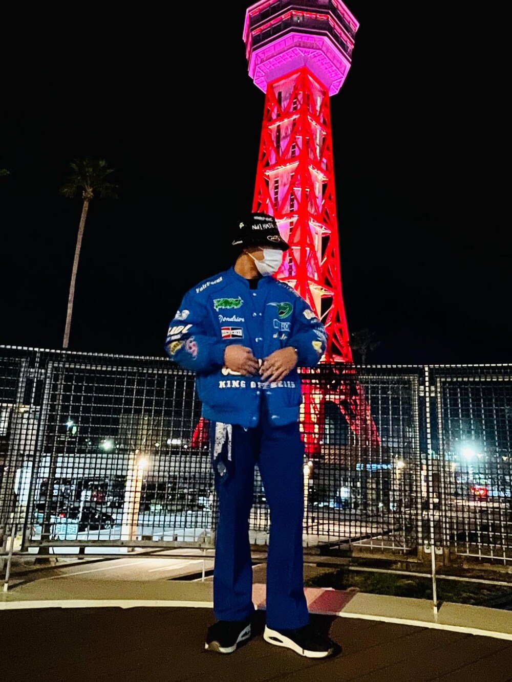 イエロー系のスラックスを着用したメンズの春コーディネートの2枚目の写真