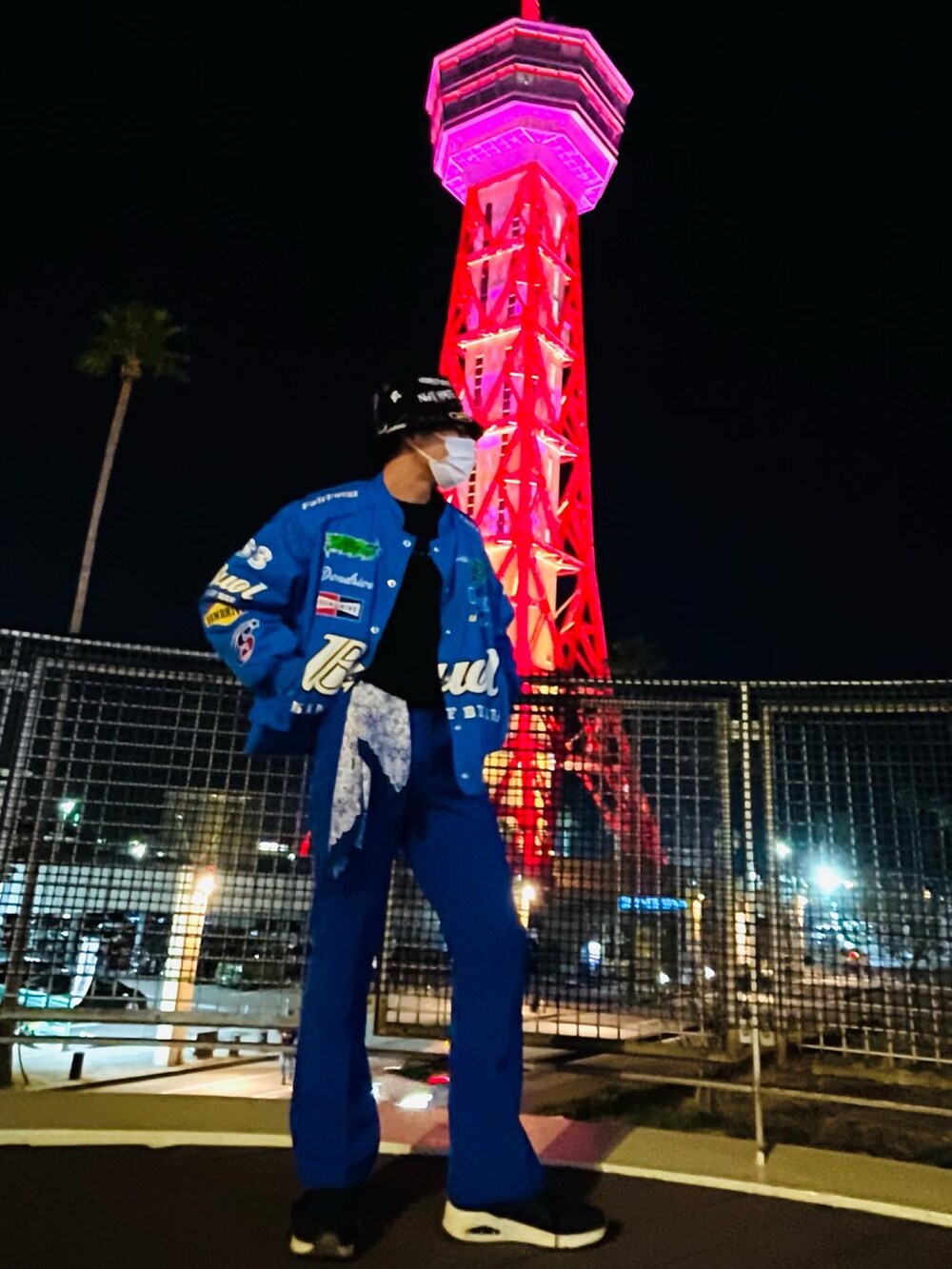 イエロー系のスラックスを着用したメンズの春コーディネートの3枚目の写真