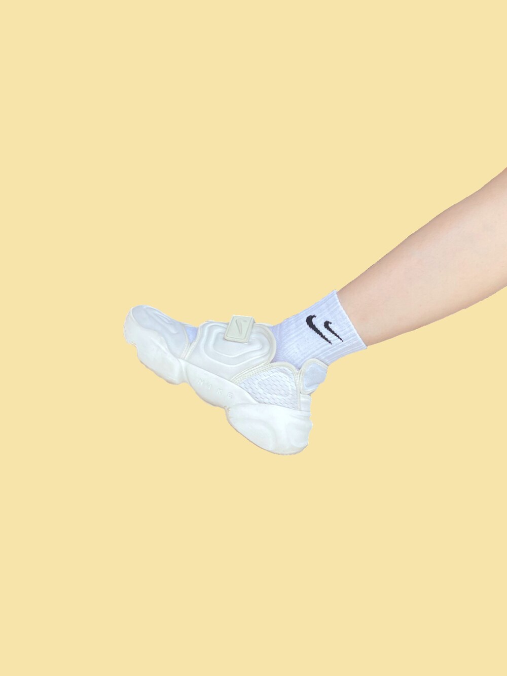 ブルー系のワンピース、イエロー系のショルダーバッグ、ホワイト系のスニーカーを着用したレディースの夏コーディネートの3枚目の写真