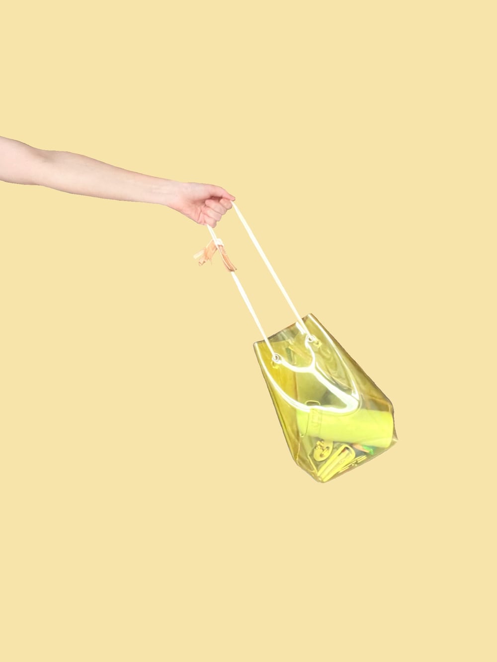 ブルー系のワンピース、イエロー系のショルダーバッグ、ホワイト系のスニーカーを着用したレディースの夏コーディネートの2枚目の写真