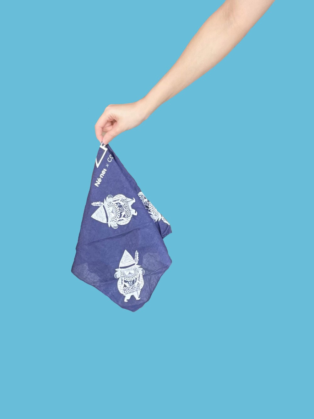 ホワイト系のTシャツ/カットソー、ブルー系のデニムパンツ、ブラック系のローファーを着用したレディースの春コーディネートの3枚目の写真