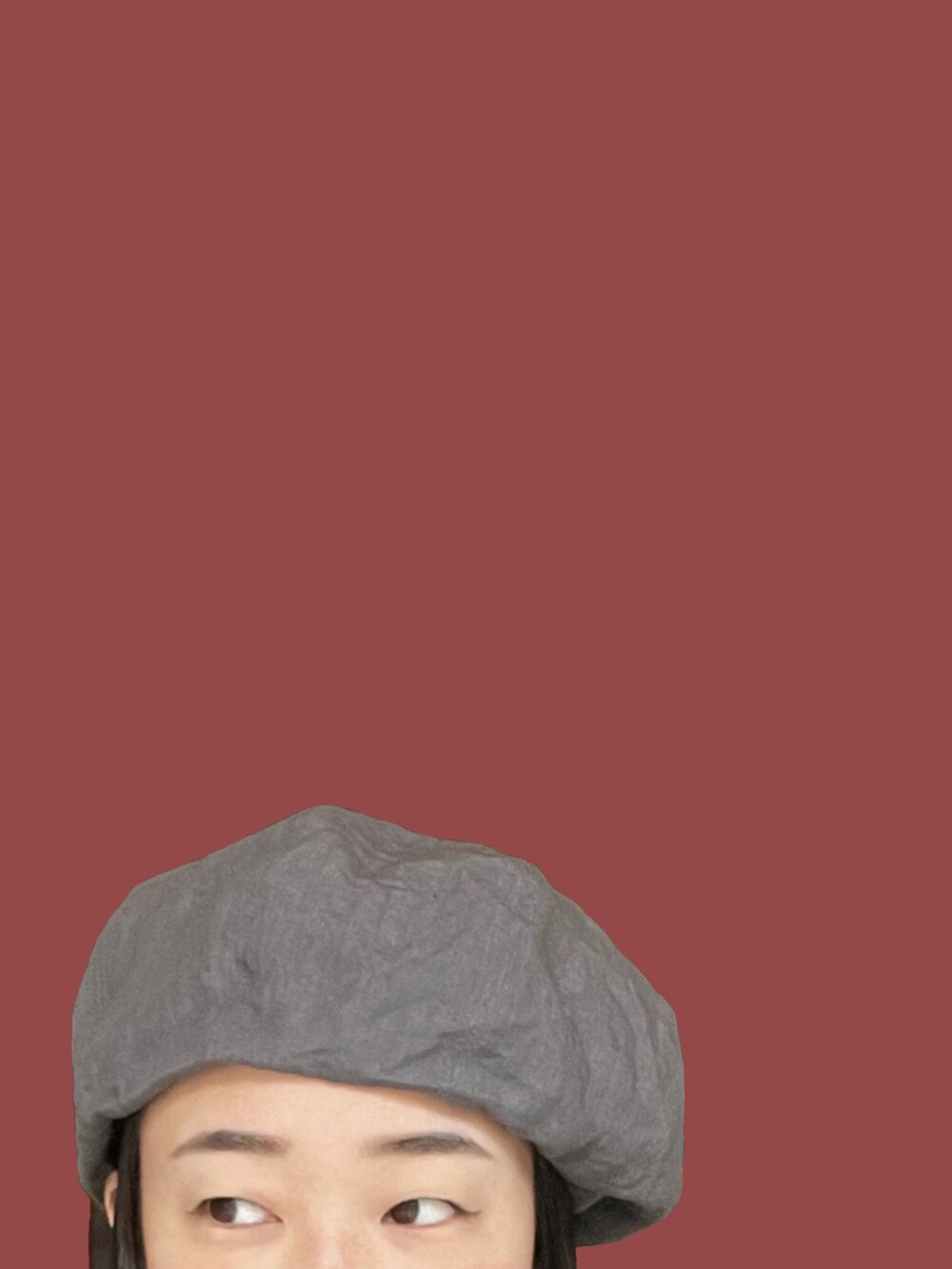 ブルー系のチェスターコート、ブラウン系のドラムバッグ、ブラック系のサンダルを着用したレディースの春コーディネートの3枚目の写真