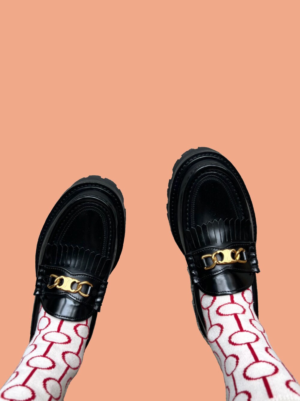 ブルー系のデニムパンツ、ブラック系のショルダーバッグ、ベージュ系のニット/セーターを着用したレディースの春コーディネートの3枚目の写真