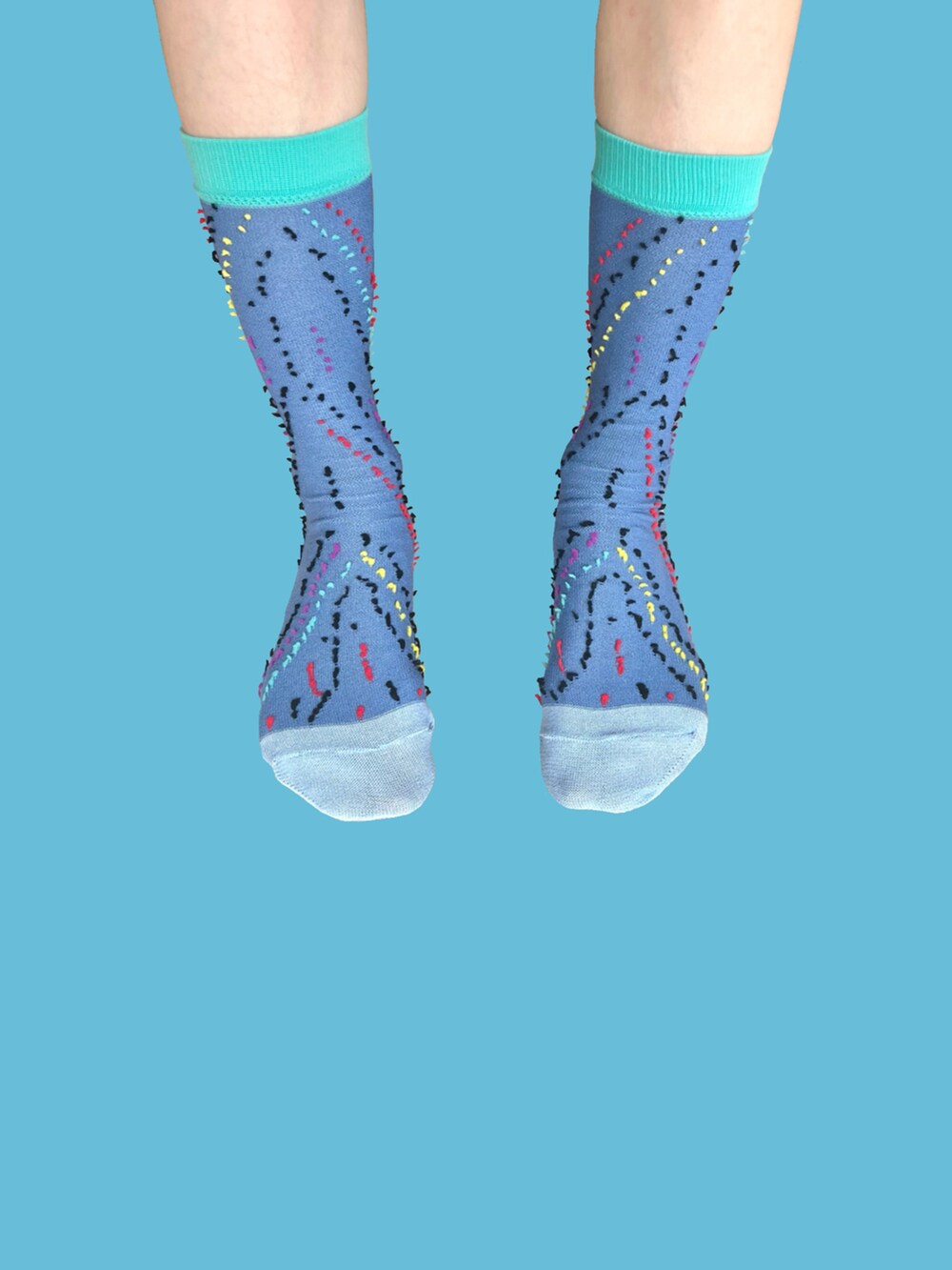 ホワイト系のTシャツ/カットソー、ブルー系のデニムパンツ、ブラック系のローファーを着用したレディースの春コーディネートの2枚目の写真