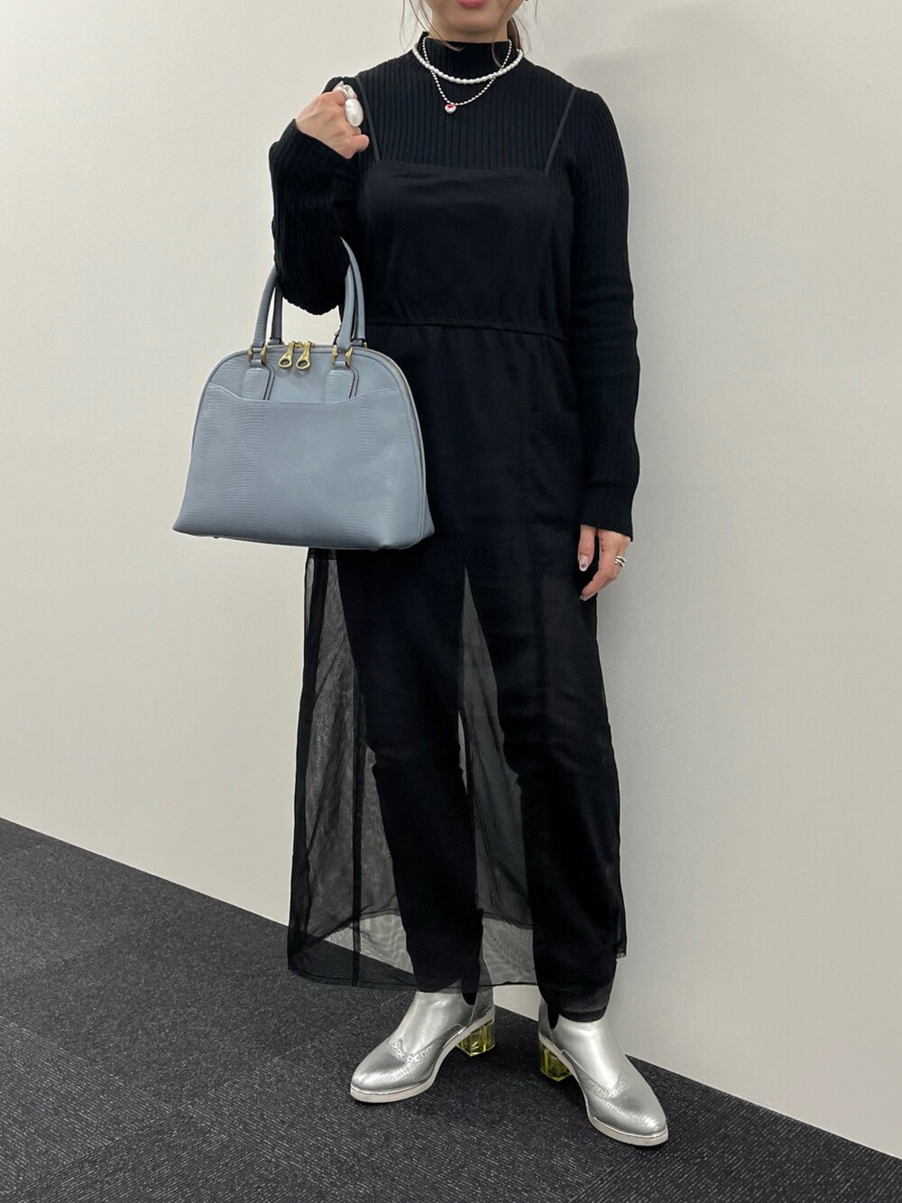 「TOFF&LOADSTONE、冬を彩る色いろコーデ、冬、着回しコーデ、秋冬コーデ、今日のコーデ、モノトーン、ハイネック、キャミワンピ、オールブラック、シルバーシューズ、レザーバッグ、サックスブルー、冬コーデ、TOFF & LOADSTONE」｜「TOFF&LOADSTONEのマジェ（ハンドバッグ、ブルー系）」を使った、ayakaさん（レディース・156cm）の冬コーディネートの3枚目の写真