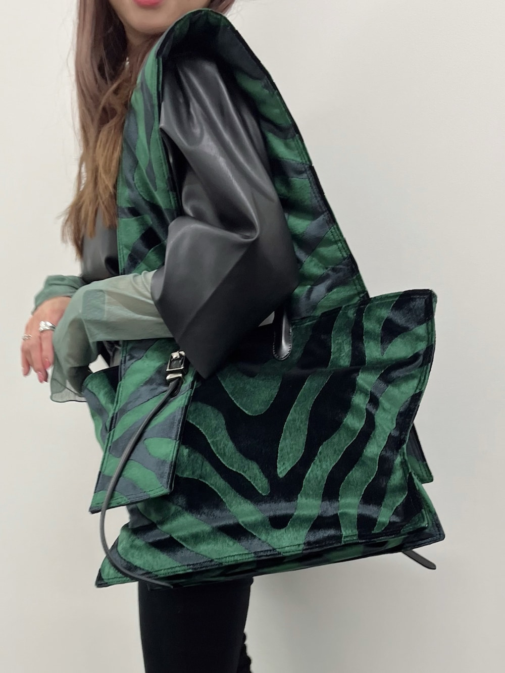 「秋冬コーデ、冬ファッション、シンプルコーデ、ブラックコーデ、今日のコーデ、ブラック、レザーコーデ、ビッグトート、トートバッグ、ゼブラ柄、ブーツ、黒、カラー×コーデ、レイヤードスタイル、レザー」｜「TOFF&LOADSTONEのGLOW/CLASSY. 11月号・STORY 12月号掲載【ゼブラベルトトート】（トートバッグ、グリーン系）」を使った、ayakaさん（レディース・156cm）の冬コーディネートの4枚目の写真