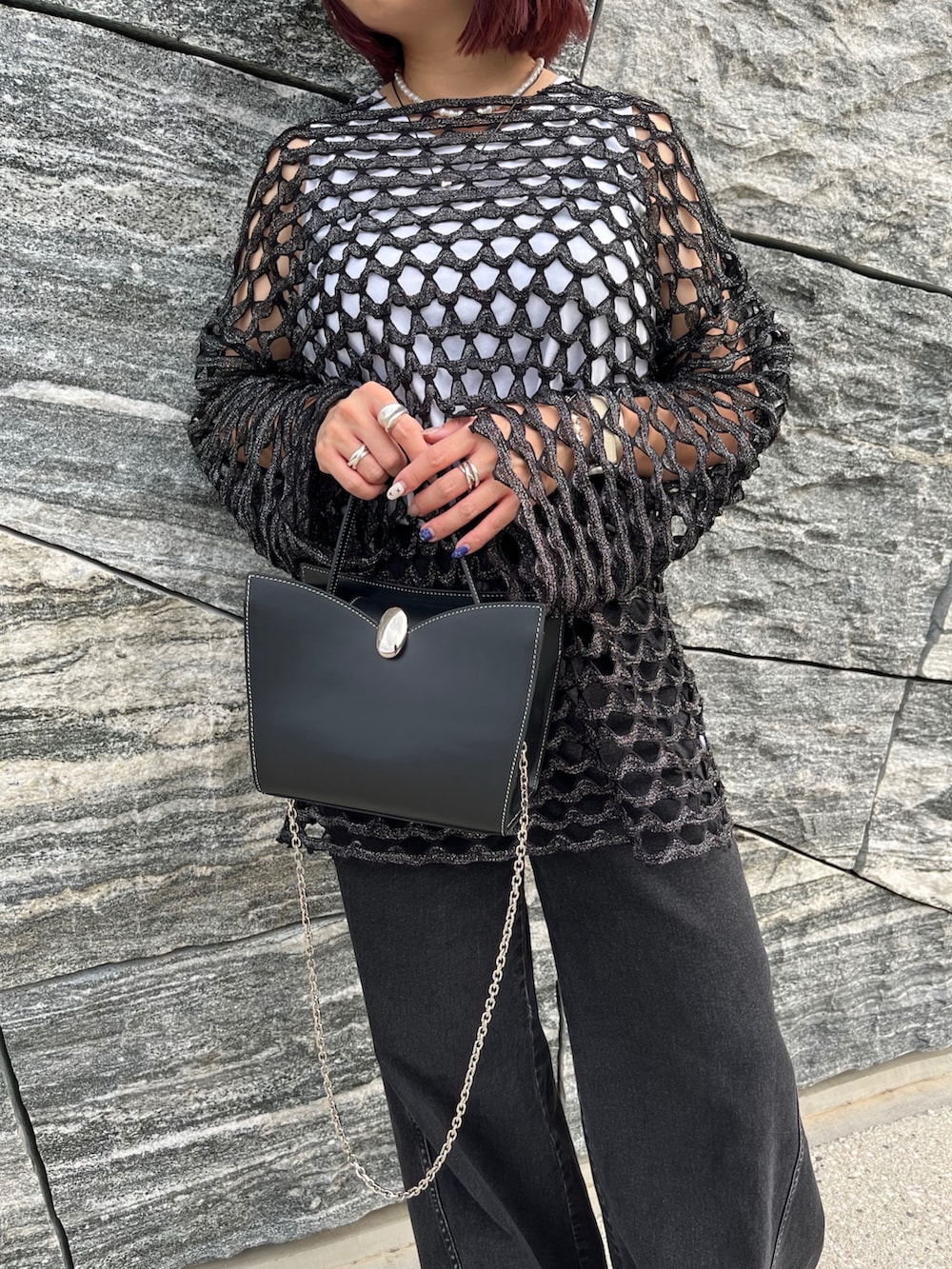 ブラック系のショルダーバッグを着用したレディースの秋コーディネートの2枚目の写真