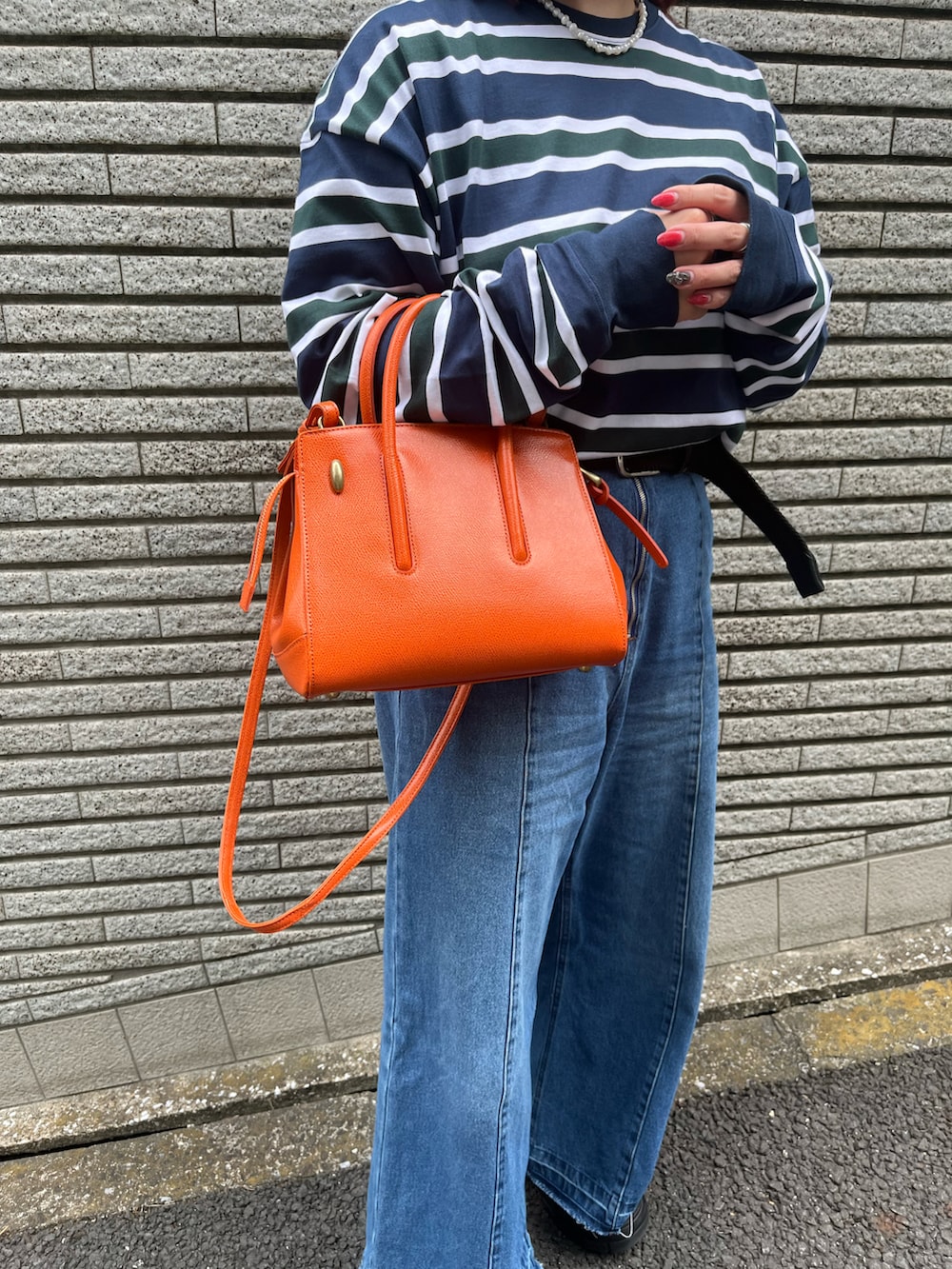 「ショルダーバッグ、ワイドパンツ、サンダル、パンツスタイル、カラーコーデ、ラクチンコーデ、ゆるシルエット、デニムコーデ、シンプルスタイル、レザーバッグ」｜「SOFTHYPHENのSOHY MULTI BORDER STRIPE L/S TEE（Tシャツ/カットソー、ブルー系）」を使った、ayakaさん（レディース・156cm）の春コーディネートの2枚目の写真