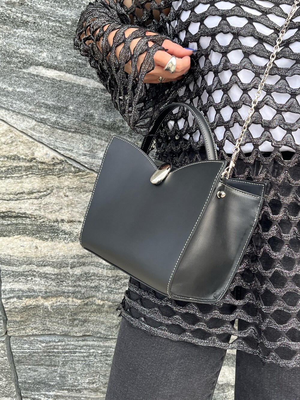 ブラック系のショルダーバッグを着用したレディースの秋コーディネートの4枚目の写真