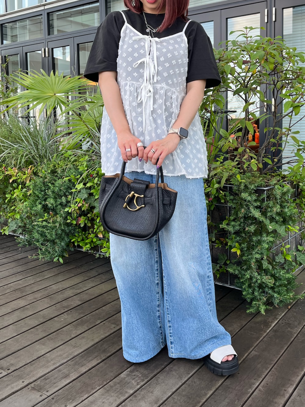 「ブラックコーデ、夏コーデ、黒Tシャツ、大人カジュアルコーデ、ゆるコーデ、レイヤードコーデ」｜「TOFF&LOADSTONEのアイコン（M）（ハンドバッグ、ブラック系）」を使った、ayakaさん（レディース・156cm）の夏コーディネートの2枚目の写真